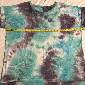 Size 3 XL purple and green tie-dye blouse and white new condition